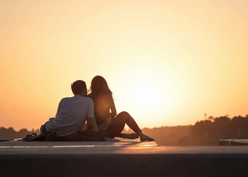 Paar beim Sonnenuntergang, Seite an Seite